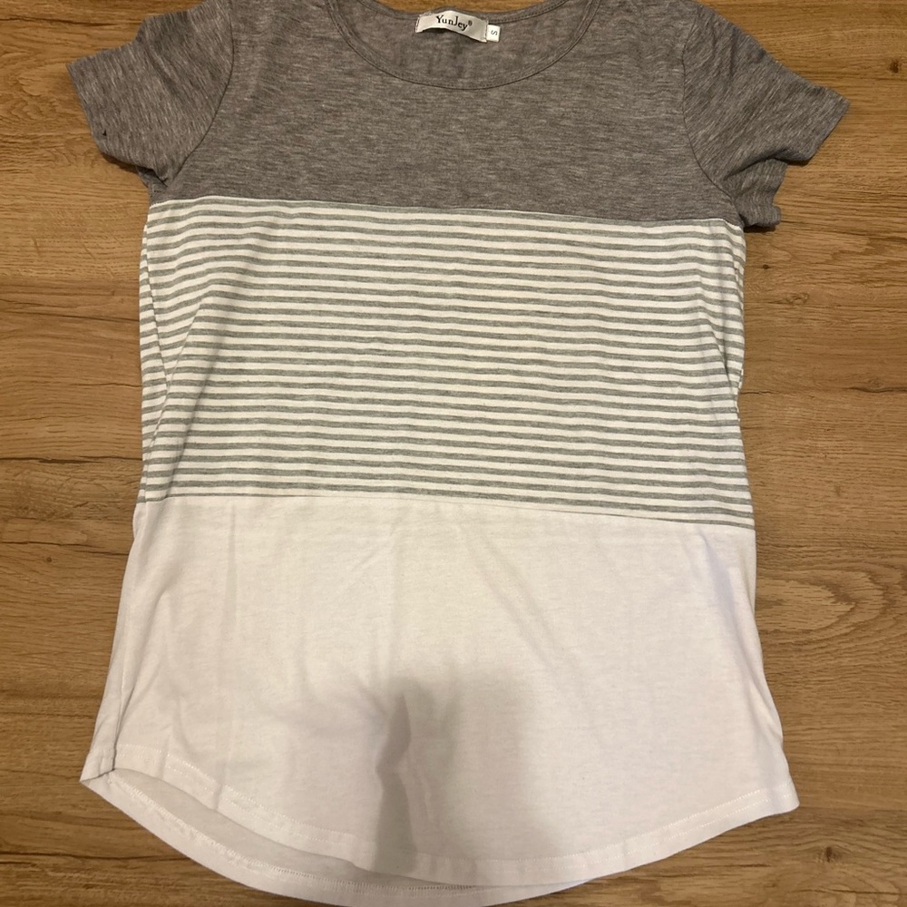 Woman’s Gray and White Short Sleeve Tee